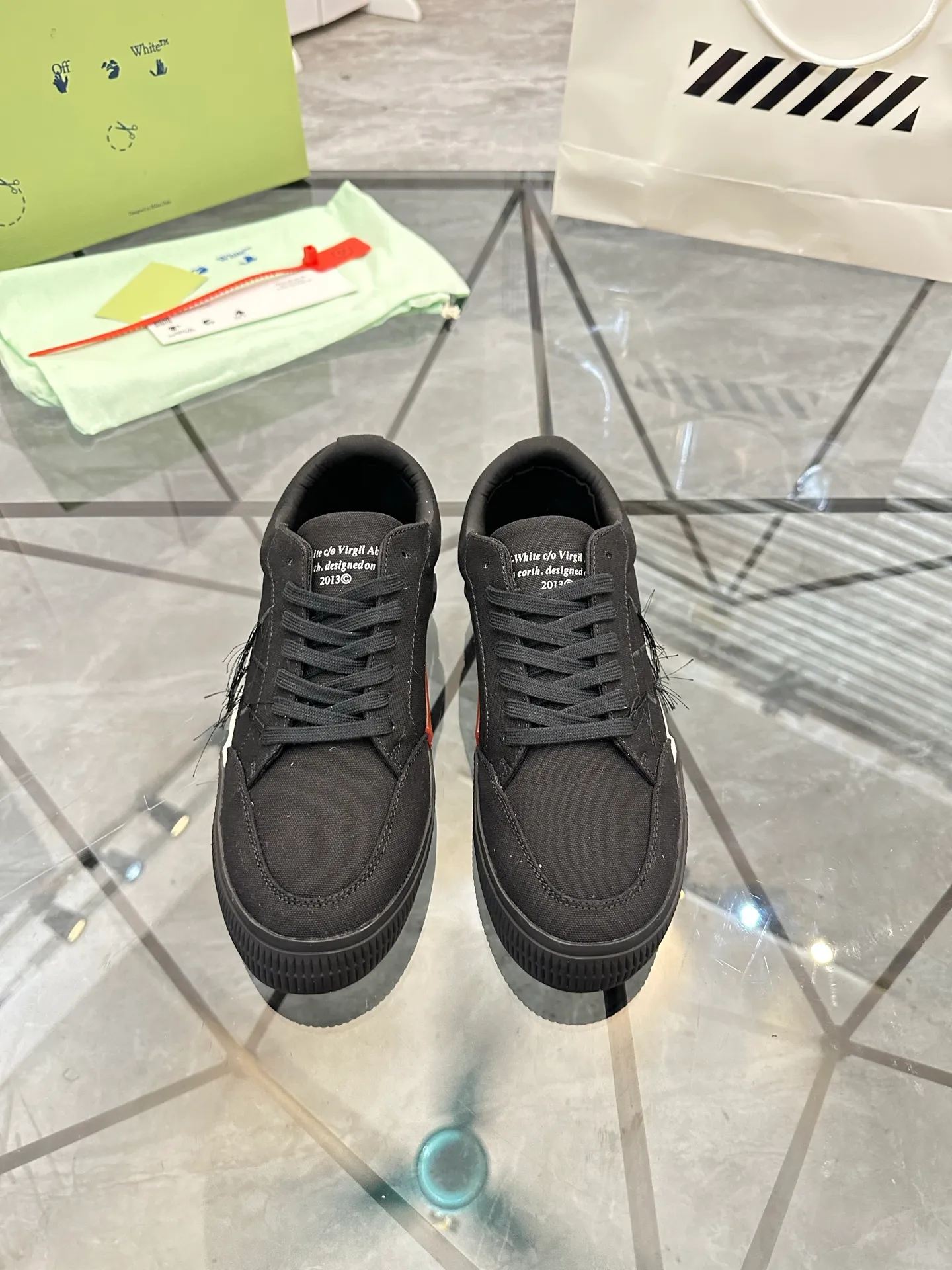 Selling men's shoes 💰: 💰P440¥ Product trademark: OFF WHITE *"OFF WHITE*" low-top casual shoes Regular size: 35-45 (can be customized to 46) Couple style Product materials: Original fabric from the upper counter, breathable lining, original outsole. No.: H203